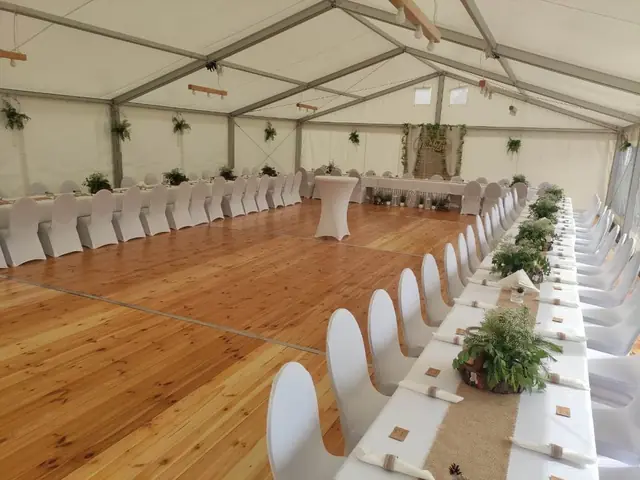 Długie stoły weselne z pokrowcami na krzesłach