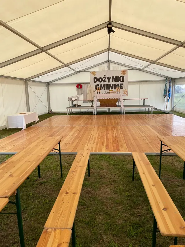 Dożynki gminne – hala namiotowa z podłogą i kompletami biesiadnymi