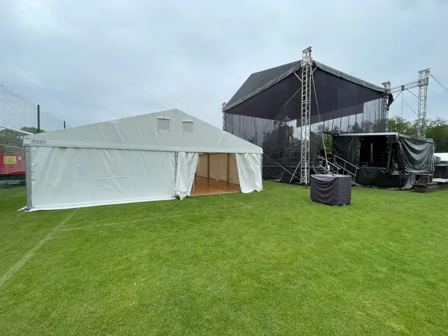 Hala namiotowa obok sceny koncertowej na festynie