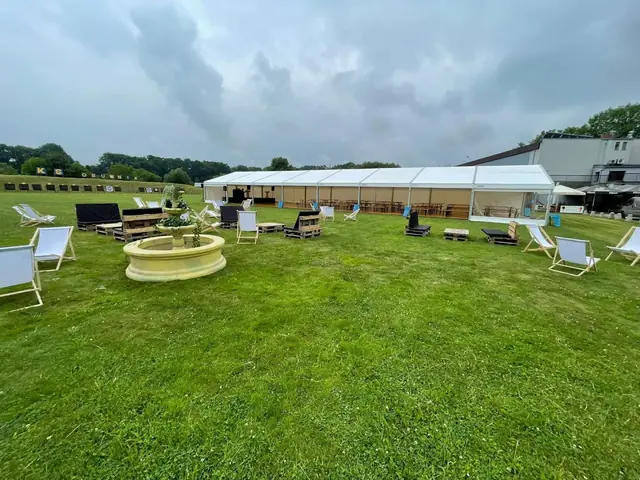 Długa hala namiotowa i strefa chillout z leżakami na evencie plenerowym