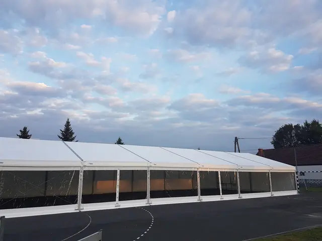 Długa hala namiotowa z przeszklonymi bokami