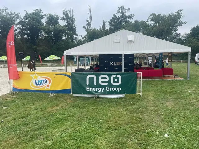 Namiot strefy VIP i sponsorów na zawodach sportowych