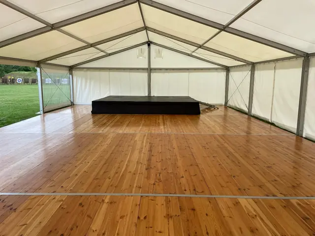 Scena z podestów w pustej hali namiotowej z podłogą